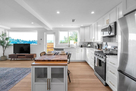 Equipped kitchen w/ modern appliances ample c