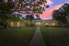 Modern comfort and privacy in North Austin �