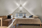 Top floor open loft - additional queen bed/"5