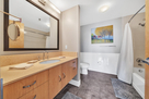 Master Bath w/ Shower/Tub