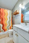 Clean bathroom with shower/tub combo and fres