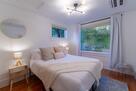 Option 2: Cozy Queen sized bed
