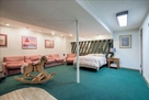Large space with queen bed 2 closets and larg