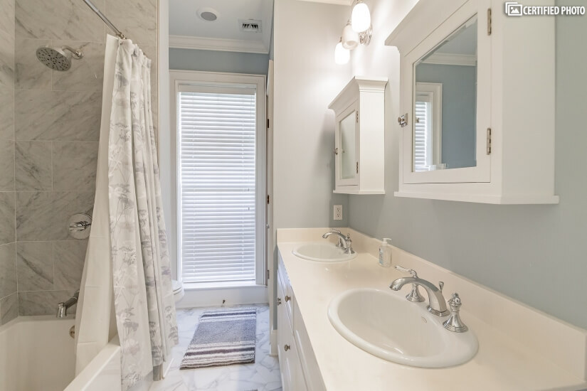 2nd bathroom of this New Orleans furnished Rental