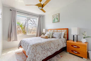 Bedroom w/ Queen bed