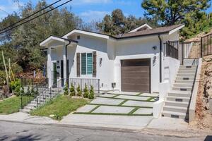 Upscale 2 bd living in LA