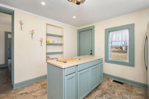 Steps to Ariel Park Renovated 2B Retreat