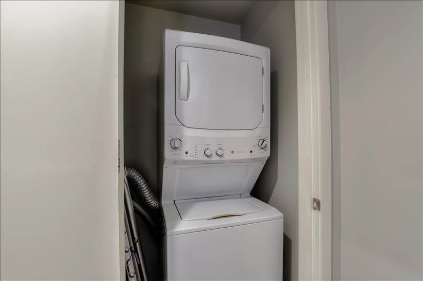 Beautifully Appointed 1 Bdm Condo 9th fl