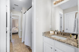 Walk to AM and Northgate King Beds Patio