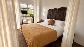 Bedroom space 2401 E 6th #5072 Austin Tx 78702