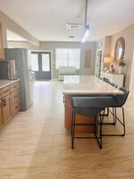 Kitchen Island / 6 person sitting.