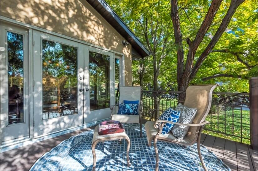 Dining room deck w/privacy for relaxing and city views