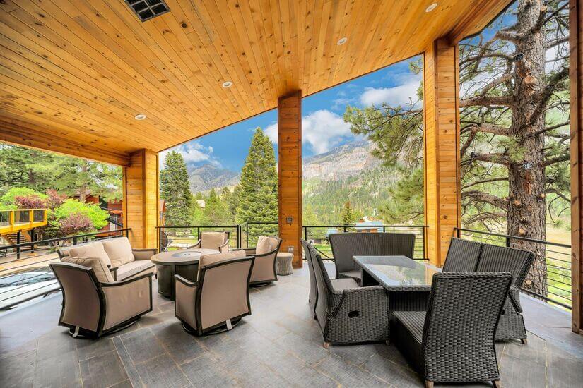 Spacious Cabin with Mountain View