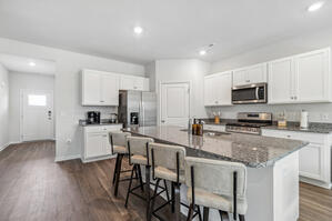 Fully equipped kitchen with Whirlpool and coffee bar