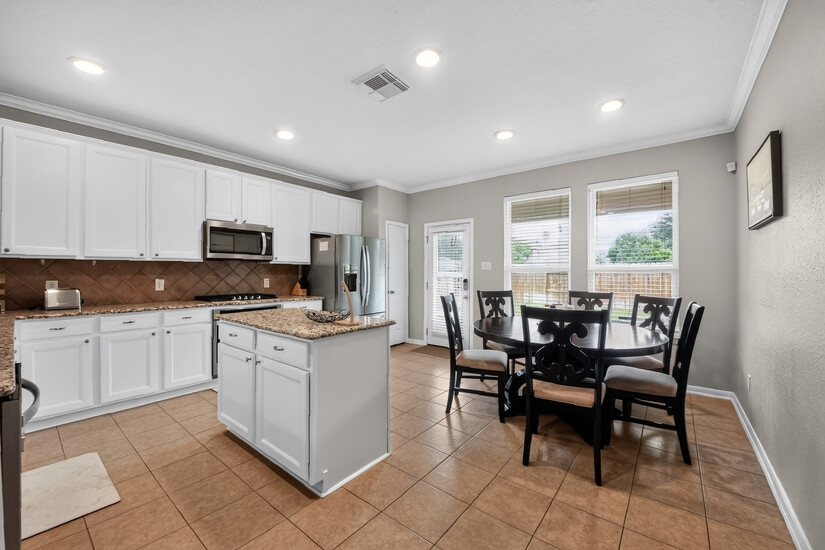 Kitchen and breakfast area