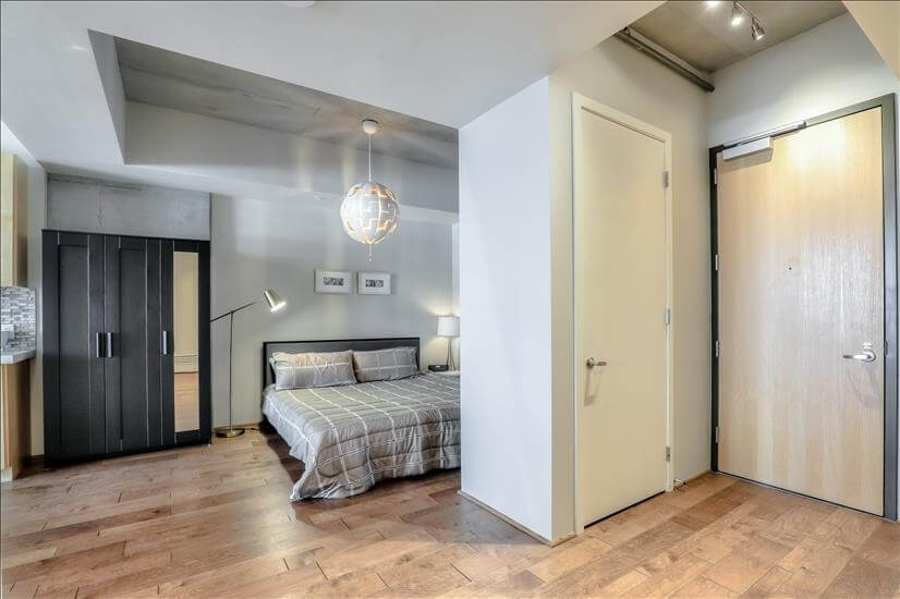 Beautifully Appointed 1 Bdm Condo 9th fl