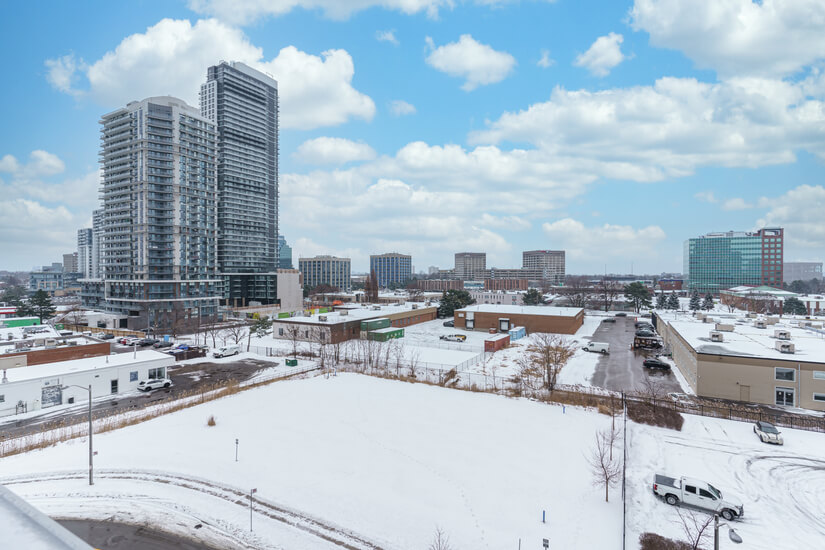 Upscale 1 Bd Condo in North York