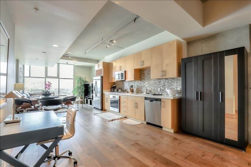 Beautifully Appointed 1 Bdm Condo 9th fl