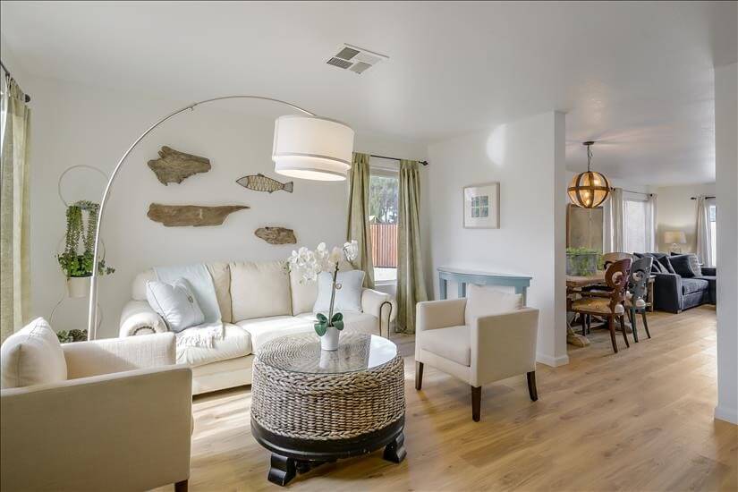 Comfortable, Light, Beach Inspired Livingroom.