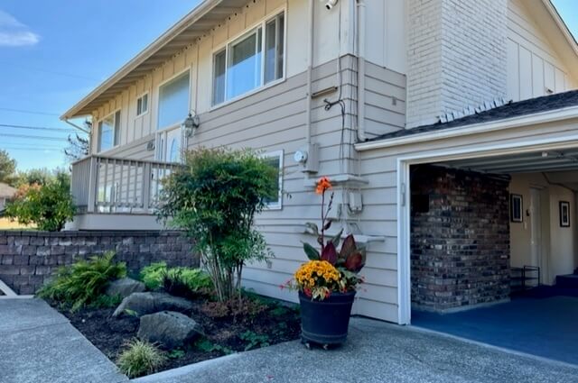 South Seattle Seatac Furnished 1/2 home