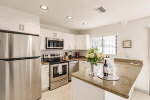 Fully stocked kitchen witth new appliances