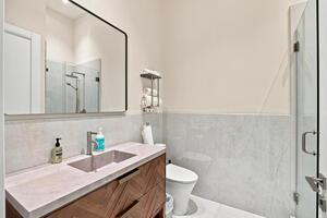 Upscale 2 bd living in LA