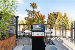 4BR West of Market Living  