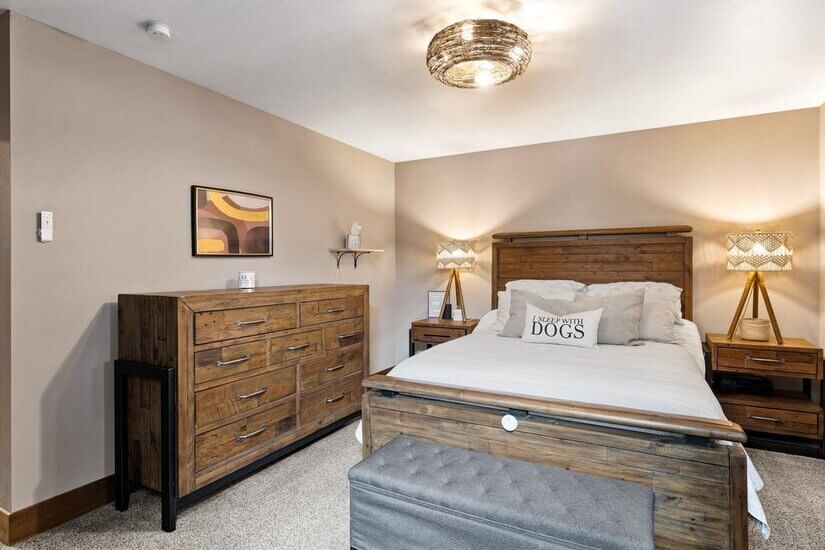 primary bed, nightstands and dresser