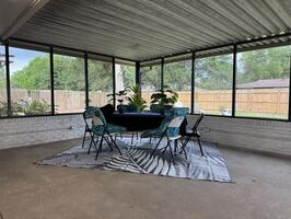 Screened patio largel table & chairs