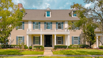 Luxury furnished executive townhome in Creekside Park