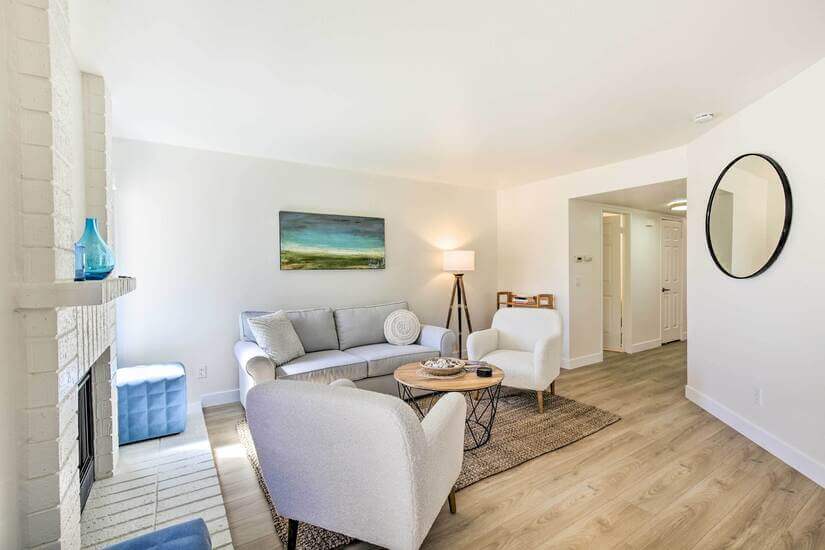 Hallway view to 1/2 bath