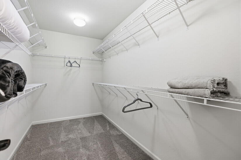 Modern Spacious 3 BD 25 BA King Office