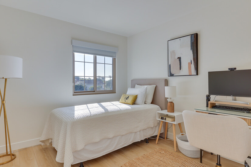 Single bed with office view 1