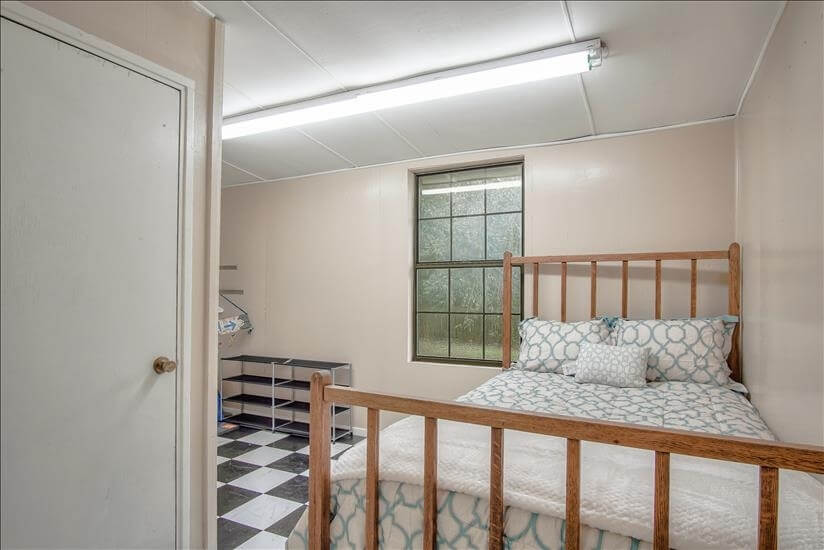 Full size bed w/ linens