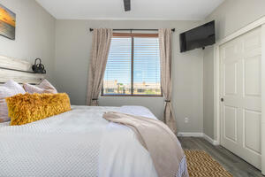 Guest room with Queen Bed