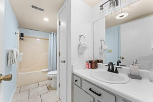 Secondary bath with access from hallway or be