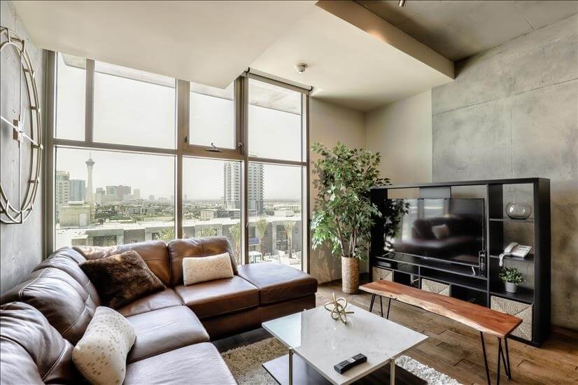 Beautifully Appointed 1 Bdm Condo 9th fl