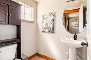 Haft bath on ground floor