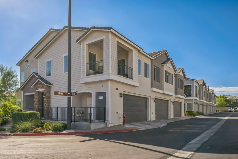 Attached Garage Pic1