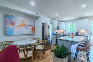 Open floor layout for dining & kitchen island