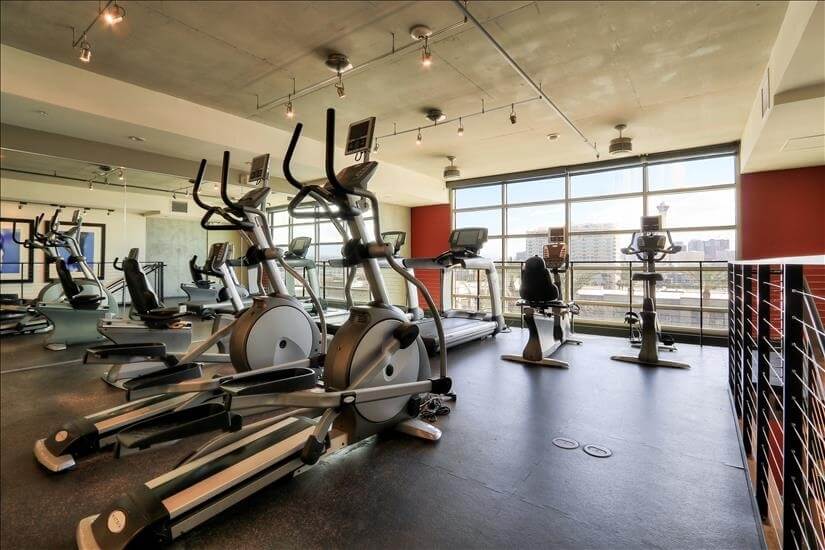 Beautifully Appointed 1 Bdm Condo 9th fl