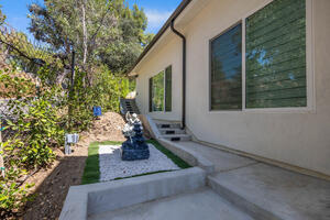 Upscale 2 bd living in LA