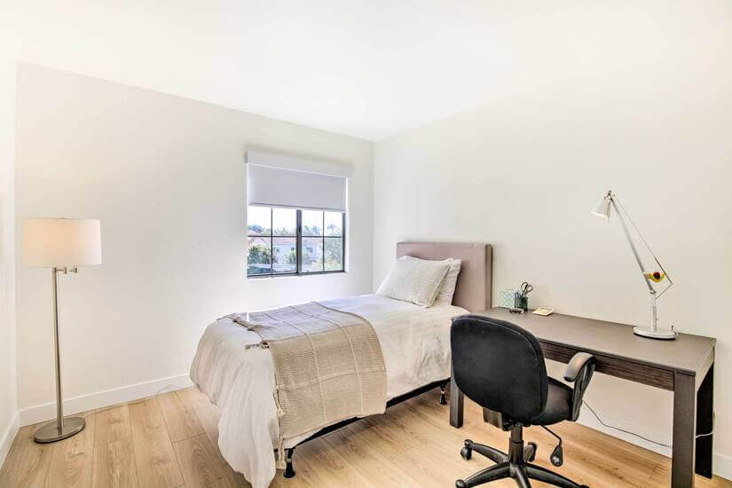 Single bed with office view 3