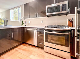 Fully equipped kitchen with new appliances