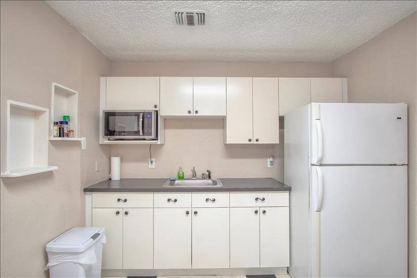 Microwave, full size fridge, electric hot pla