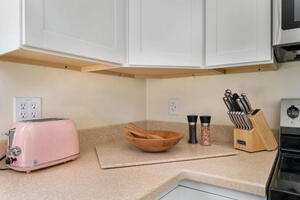 Steps to Ariel Park Renovated 2B Retreat