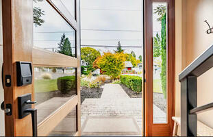 4BR West of Market Living  
