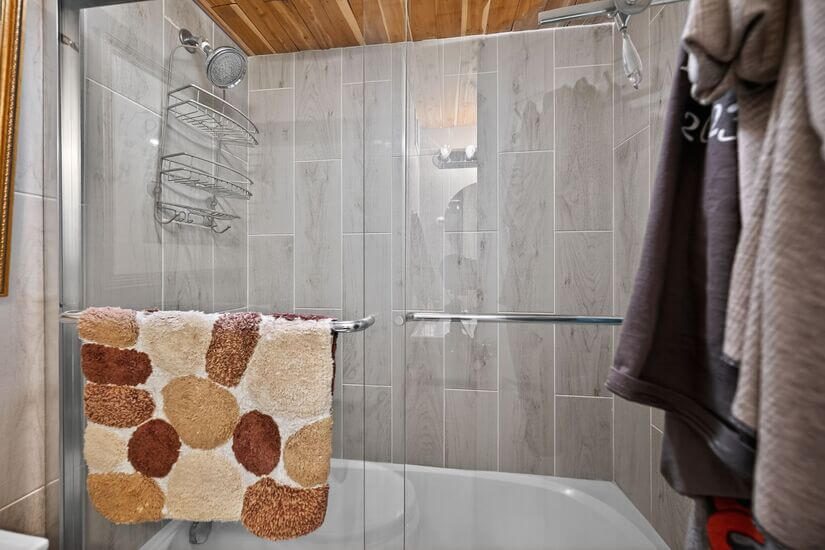 Shower/bath tub - crop right 2