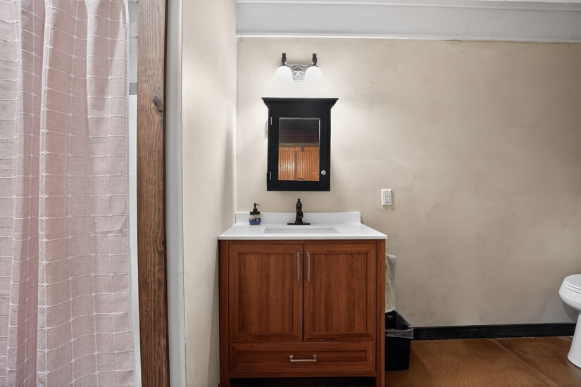 Bunk House bath 2