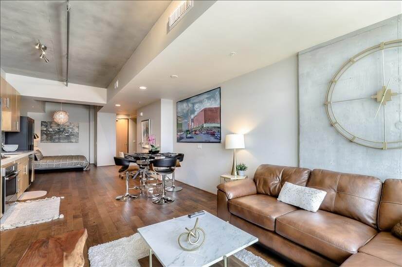 Beautifully Appointed 1 Bdm Condo 9th fl